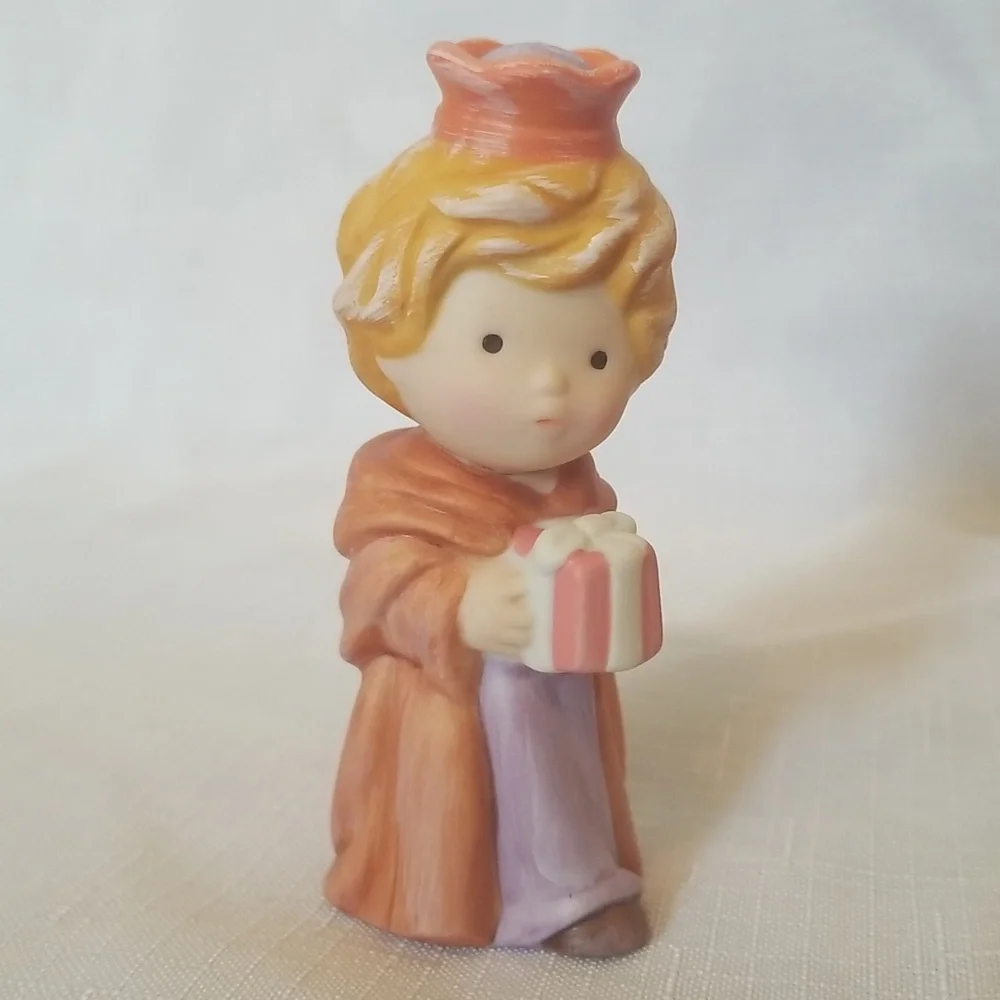 Avon Heavenly Blessings Nativity Figurine - Kaspar Orange and Purple